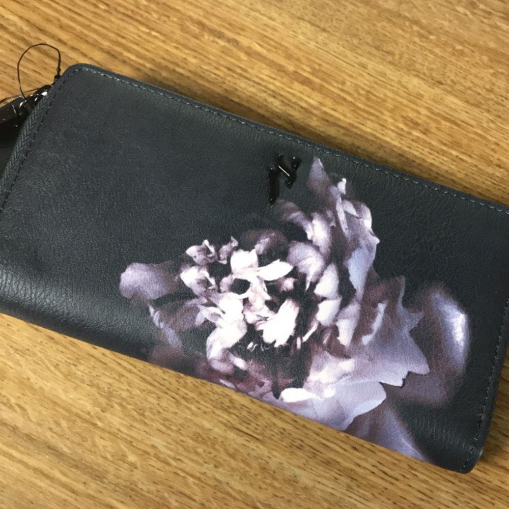 Simply Vera Wang leather wallet